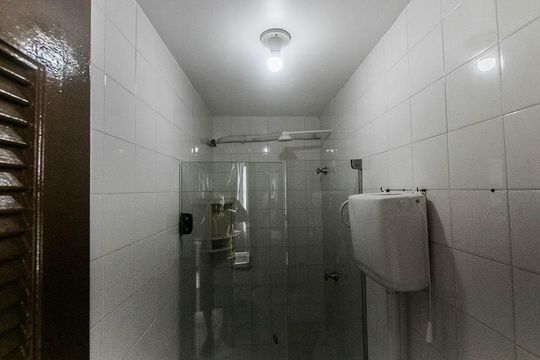 Banheiro de Serviço de apartamento para alugar com 4 quartos, 127m² em Jardim Armação, Salvador