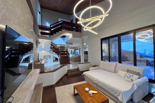 Sala de casa de condomínio à venda com 4 quartos, 550m² em Recreio dos Bandeirantes, Rio de Janeiro