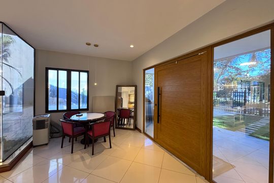 Sala de casa de condomínio à venda com 4 quartos, 550m² em Recreio dos Bandeirantes, Rio de Janeiro