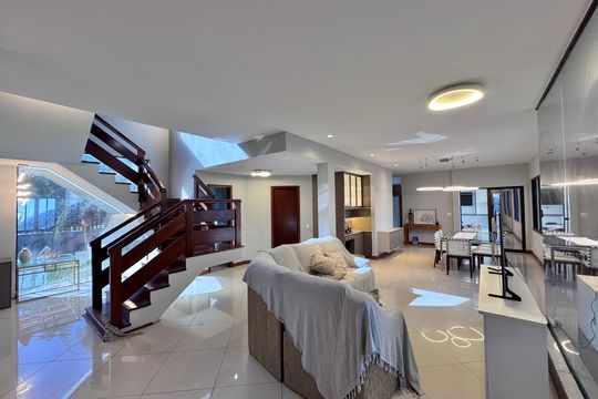 Sala de casa de condomínio à venda com 4 quartos, 550m² em Recreio dos Bandeirantes, Rio de Janeiro