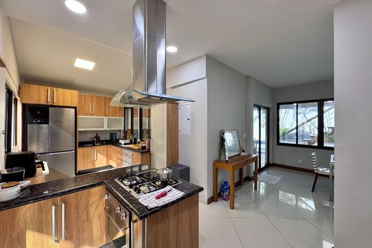 Cozinha de casa de condomínio à venda com 4 quartos, 550m² em Recreio dos Bandeirantes, Rio de Janeiro