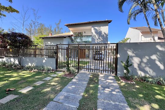 Fachada de casa de condomínio à venda com 4 quartos, 550m² em Recreio dos Bandeirantes, Rio de Janeiro