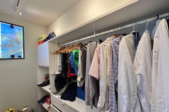 Suíte 1 Master - Closet 2 de casa de condomínio à venda com 4 quartos, 550m² em Recreio dos Bandeirantes, Rio de Janeiro