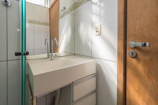 Banheiro da Suíte de casa para alugar com 3 quartos, 93m² em Parque dos Bancarios, São Paulo