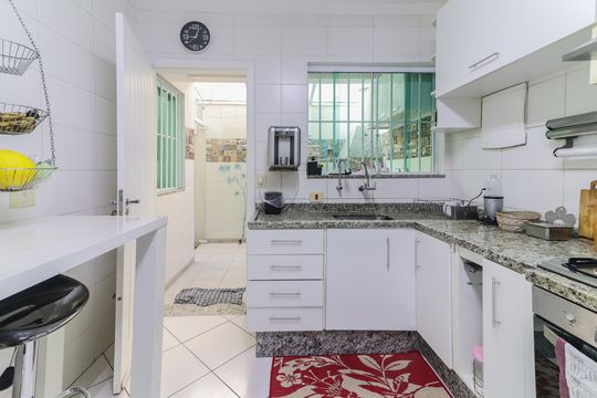 Cozinha de casa de condomínio à venda com 3 quartos, 180m² em Jardim das Vertentes, São Paulo