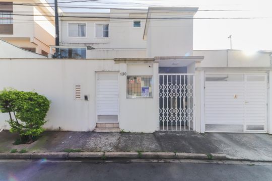 Fachada de casa de condomínio à venda com 3 quartos, 180m² em Jardim das Vertentes, São Paulo