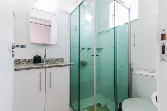Banheiro da Suíte 2 de casa de condomínio à venda com 3 quartos, 180m² em Jardim das Vertentes, São Paulo