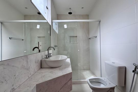 Suíte 2 - Banheiro de apartamento à venda com 5 quartos, 660m² em Barra da Tijuca, Rio de Janeiro