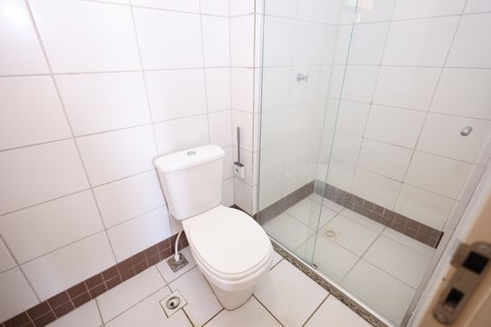 Banheiro do Quarto 2 de apartamento à venda com 2 quartos, 63m² em Residencial Eldorado, Goiânia