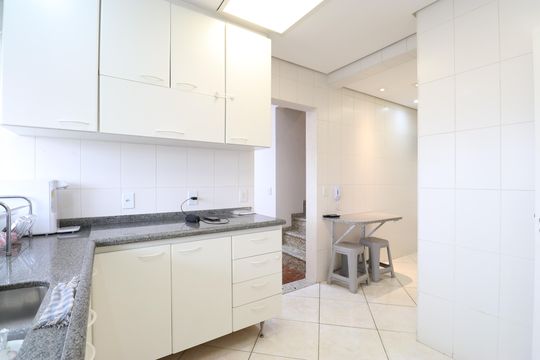 Cozinha de apartamento à venda com 4 quartos, 174m² em Alto de Pinheiros, São Paulo