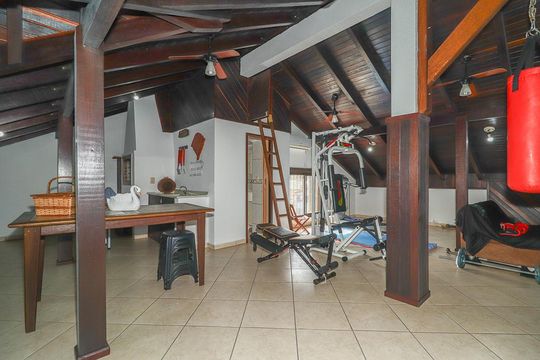 Sótão de casa à venda com 4 quartos, 390m² em Morro Santana, Porto Alegre