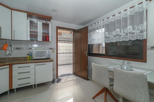 Cozinha de casa à venda com 4 quartos, 390m² em Morro Santana, Porto Alegre