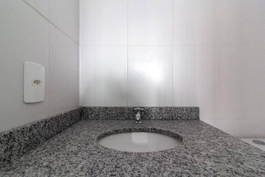 Banheiro Social de kitnet/studio à venda com 1 quarto, 27m² em Campo Belo, São Paulo
