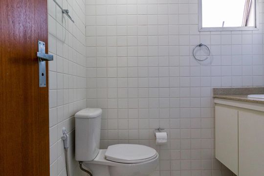 Banheiro de apartamento à venda com 1 quarto, 48m² em Vila Andrade, São Paulo