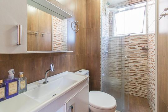 Banheiro de apartamento à venda com 2 quartos, 40m² em Cavalhada, Porto Alegre