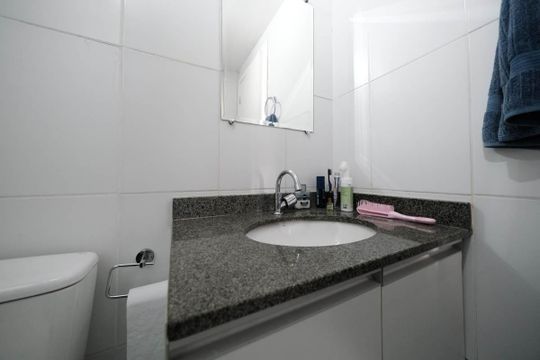 Banheiro de apartamento à venda com 2 quartos, 50m² em Jardim Santa Teresinha, São Paulo
