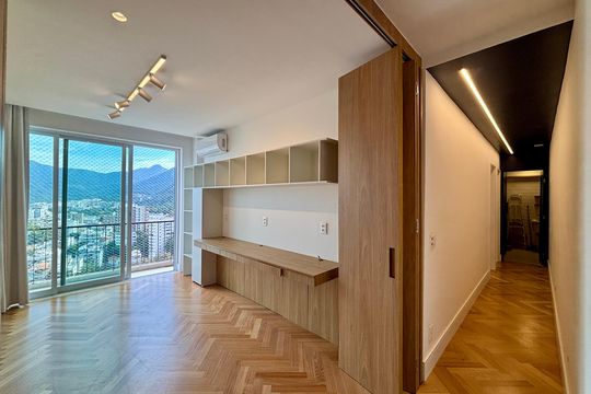 Sala 1 de apartamento à venda com 2 quartos, 165m² em Humaitá, Rio de Janeiro