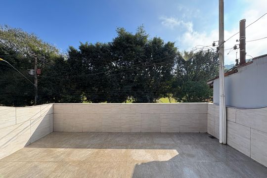 Varanda de casa à venda com 3 quartos, 183m² em Parque Gerassi, Santo André