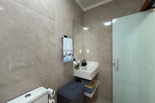 Banheiro de casa à venda com 3 quartos, 183m² em Parque Gerassi, Santo André