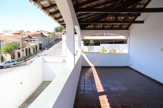 Varanda de casa à venda com 6 quartos, 350m² em Jardim Riacho das Pedras, Contagem