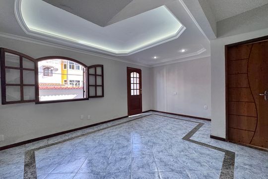 Sala de casa de condomínio para alugar com 2 quartos, 100m² em Recreio dos Bandeirantes, Rio de Janeiro