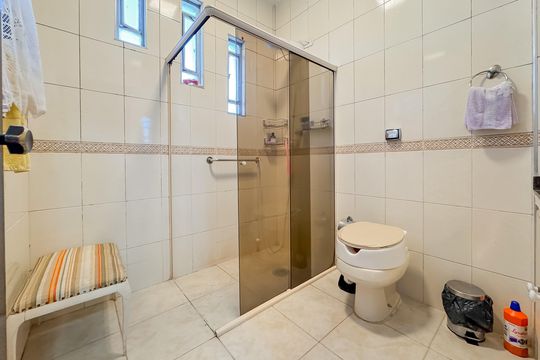 Banheiro da Suíte 1 de casa à venda com 3 quartos, 194m² em Vila Deodoro, São Paulo