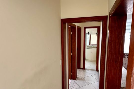 Corredor de apartamento para alugar com 2 quartos, 64m² em Kobrasol, São José