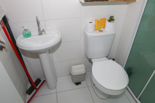 Banheiro de apartamento para alugar com 1 quarto, 30m² em Bom Retiro, São Paulo