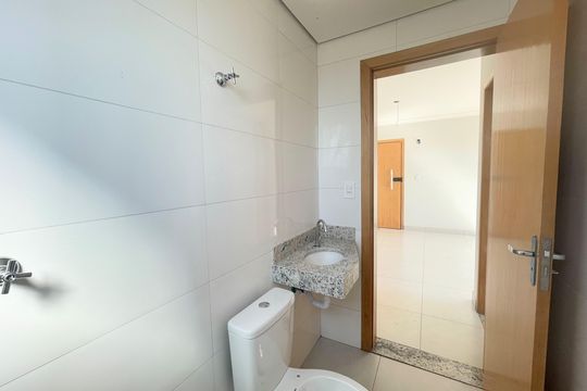 Banheiro social de apartamento à venda com 2 quartos, 49m² em Santa Monica, Belo Horizonte