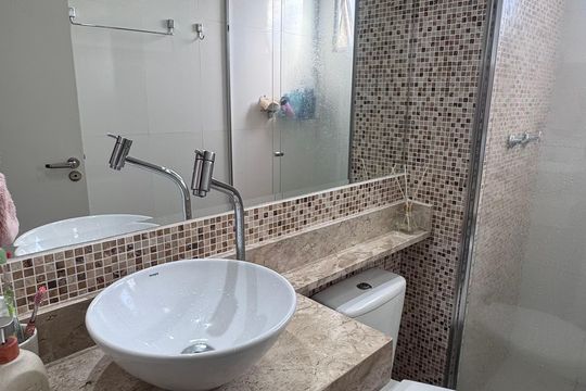 Banheiro da Suíte de apartamento à venda com 2 quartos, 55m² em Vila Satúrnia, Campinas