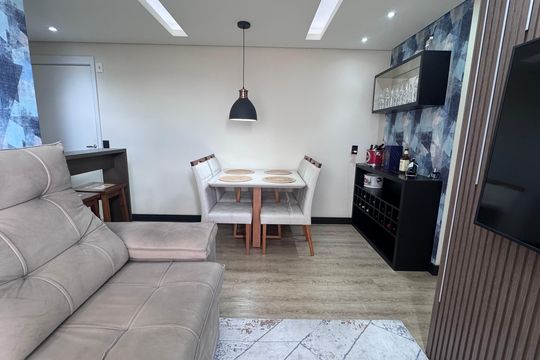 Sala de apartamento à venda com 2 quartos, 55m² em Vila Satúrnia, Campinas