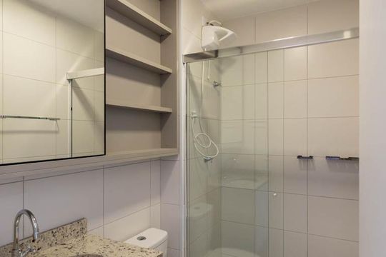 Banheiro de kitnet/studio para alugar com 1 quarto, 21m² em República, São Paulo