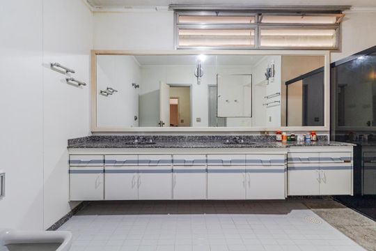 Banheiro da Suíte de casa para alugar com 3 quartos, 297m² em Alto de Pinheiros, São Paulo