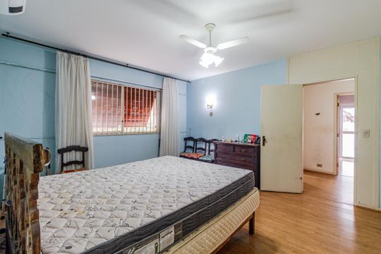 Suíte de casa para alugar com 3 quartos, 297m² em Alto de Pinheiros, São Paulo