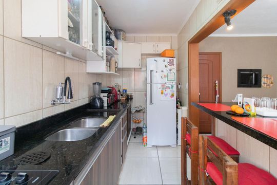 Cozinha de apartamento à venda com 2 quartos, 48m² em Santa Tereza, Porto Alegre