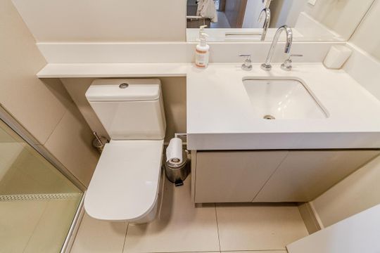 Banheiro de apartamento para alugar com 1 quarto, 30m² em Pinheiros, São Paulo