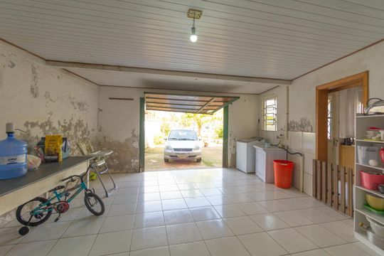 Garagem e Área de Serviço de casa à venda com 4 quartos, 220m² em Fátima, Canoas