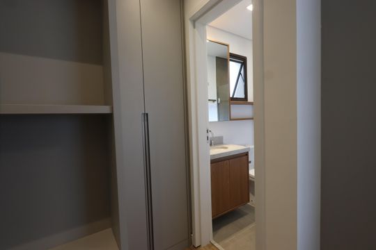 Closet da Suíte de apartamento para alugar com 2 quartos, 77m² em Vila Mariana, São Paulo