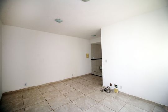 Sala de apartamento para alugar com 2 quartos, 60m² em Brás de Pina, Rio de Janeiro
