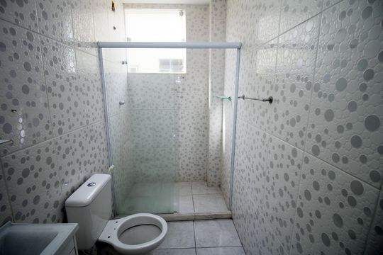 Banheiro de apartamento para alugar com 2 quartos, 60m² em Brás de Pina, Rio de Janeiro