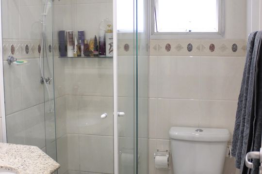 Banheiro de apartamento à venda com 2 quartos, 67m² em Vila Galvão, Guarulhos