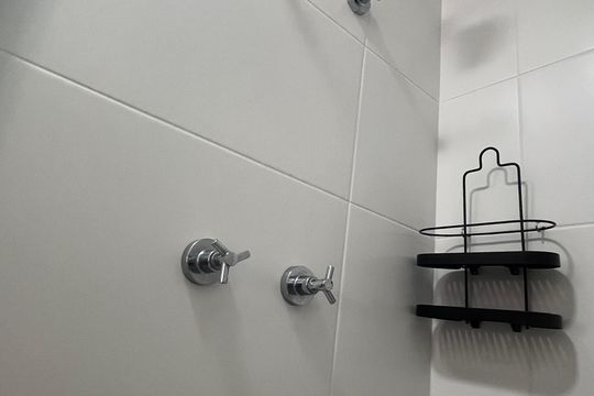 Banheiro de apartamento à venda com 2 quartos, 57m² em Centro, Campinas