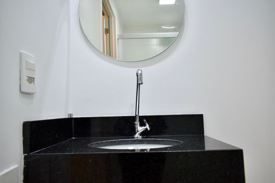 Banheiro de kitnet/studio para alugar com 0 quarto, 28m² em Vila Clementino, São Paulo