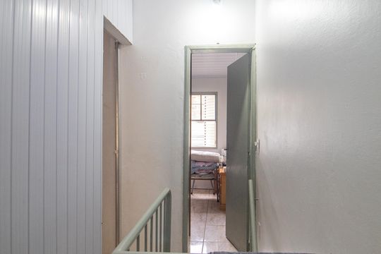 Corredor de casa à venda com 2 quartos, 42m² em São José, Porto Alegre