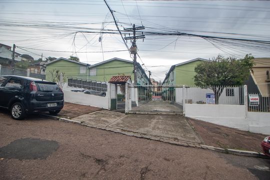 Fachada de casa à venda com 2 quartos, 42m² em São José, Porto Alegre