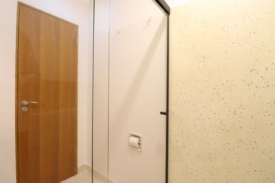 Banheiro de kitnet/studio para alugar com 1 quarto, 55m² em Vila Romana, São Paulo