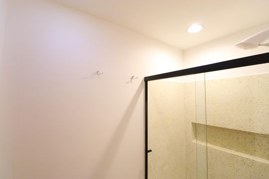Banheiro de kitnet/studio para alugar com 1 quarto, 55m² em Vila Romana, São Paulo