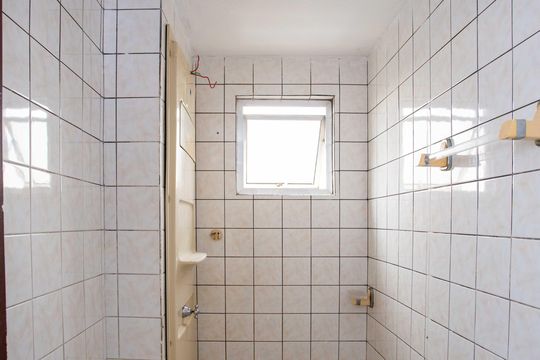 Banheiro de apartamento à venda com 2 quartos, 49m² em Jardim Arco-iris, Diadema