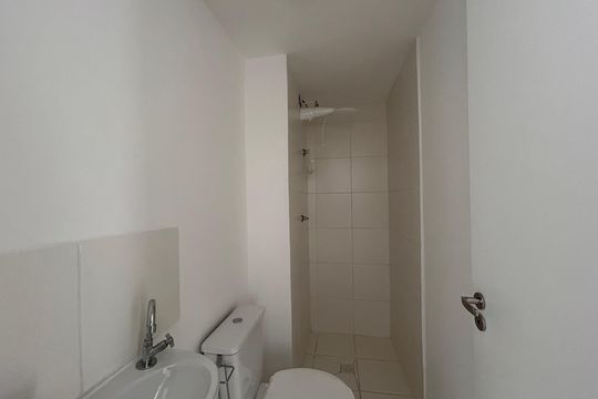 Banheiro de apartamento para alugar com 2 quartos, 30m² em Vila Mangalot, São Paulo