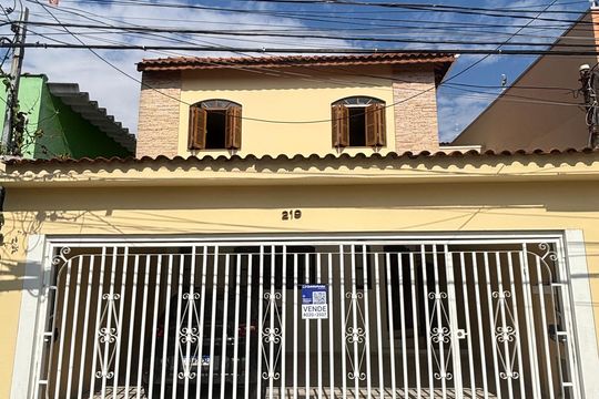 Fachada de casa à venda com 3 quartos, 240m² em Vila Metalúrgica, Santo André